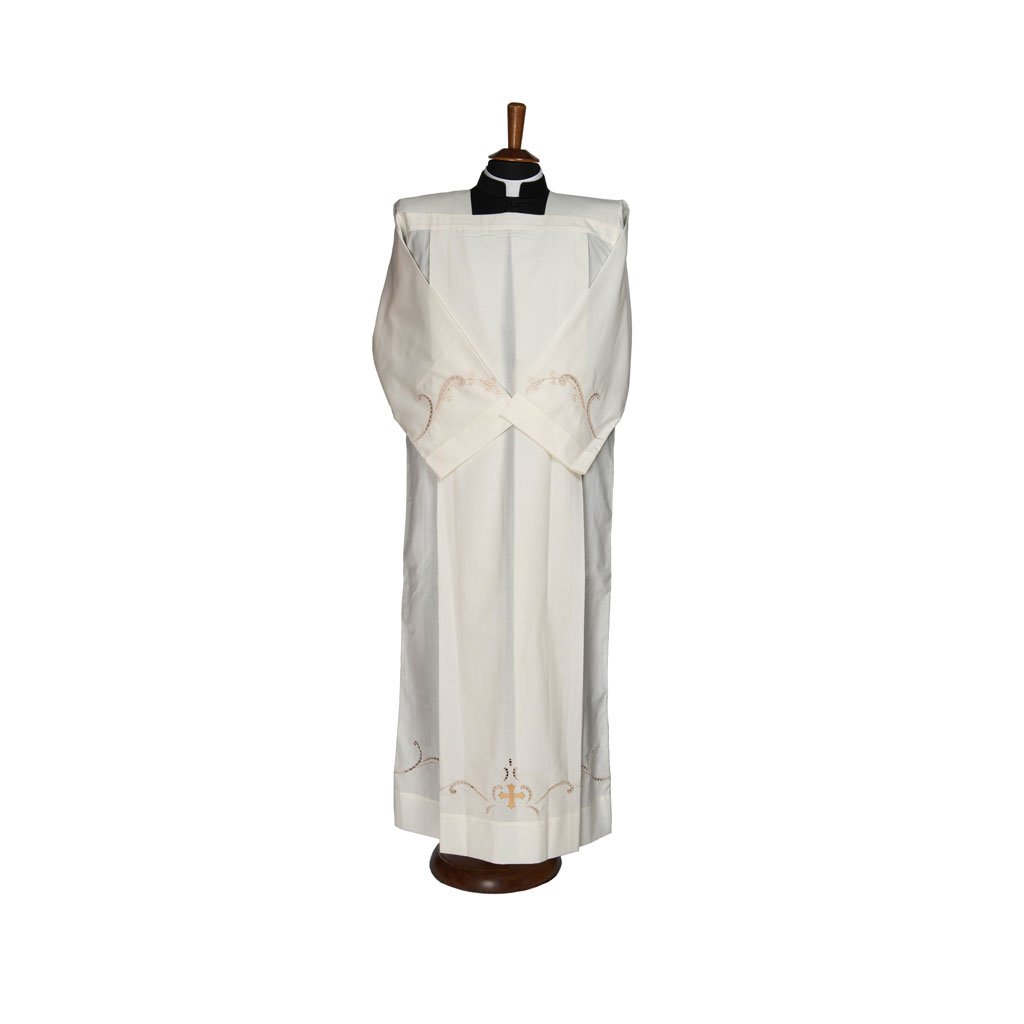 Il Camice Misto Lana Ricamo Intaglio, una veste clericale bianca con ricami dorati che ricordano il tradizionale camice Gammarelli, è esposto su un manichino su uno sfondo bianco.