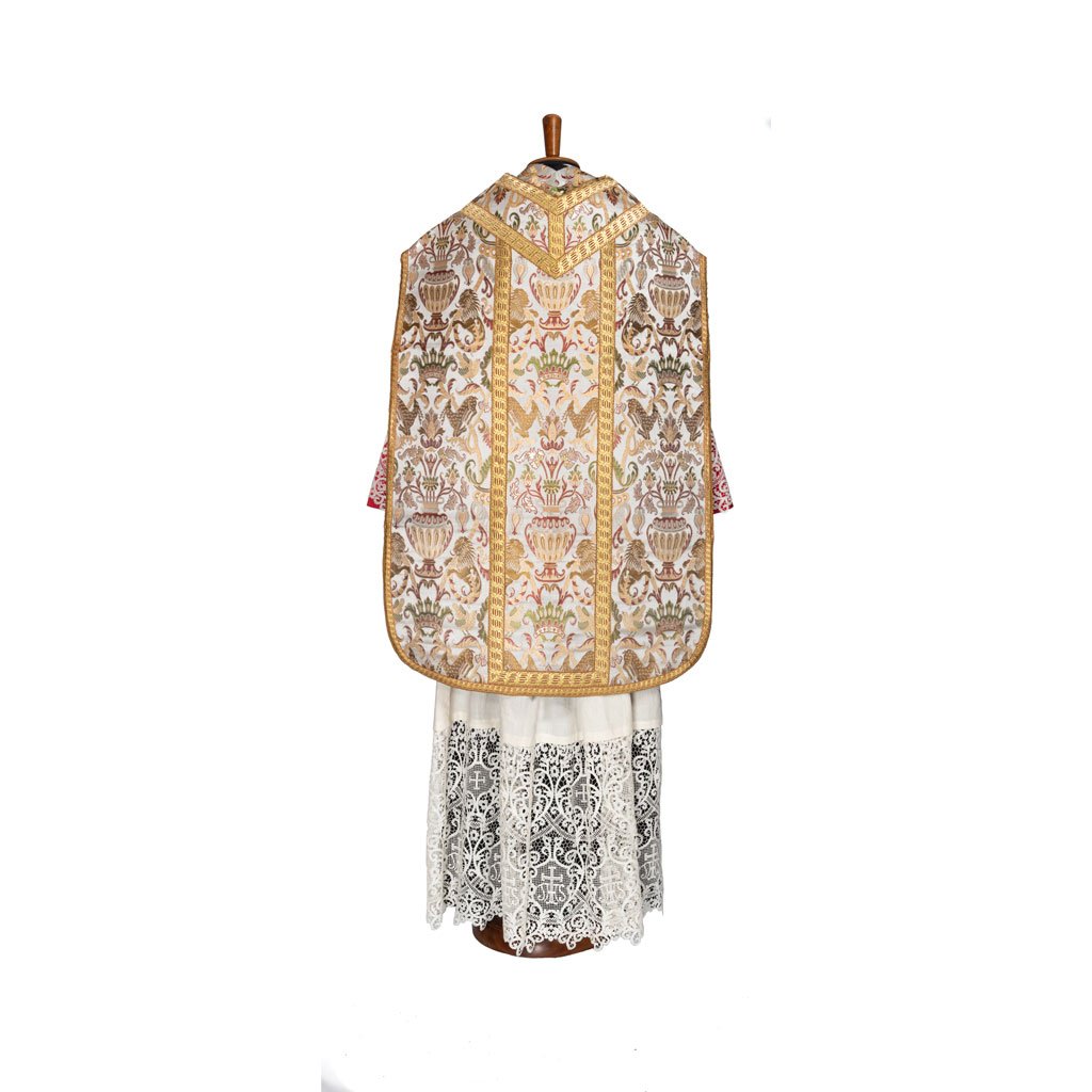 L'Incoronazione Pianeta Romana Lampasso, un paramento sacerdotale ornato da finiture in oro e ricami floreali di Gammarelli Sartoria, è esposto su un manichino.