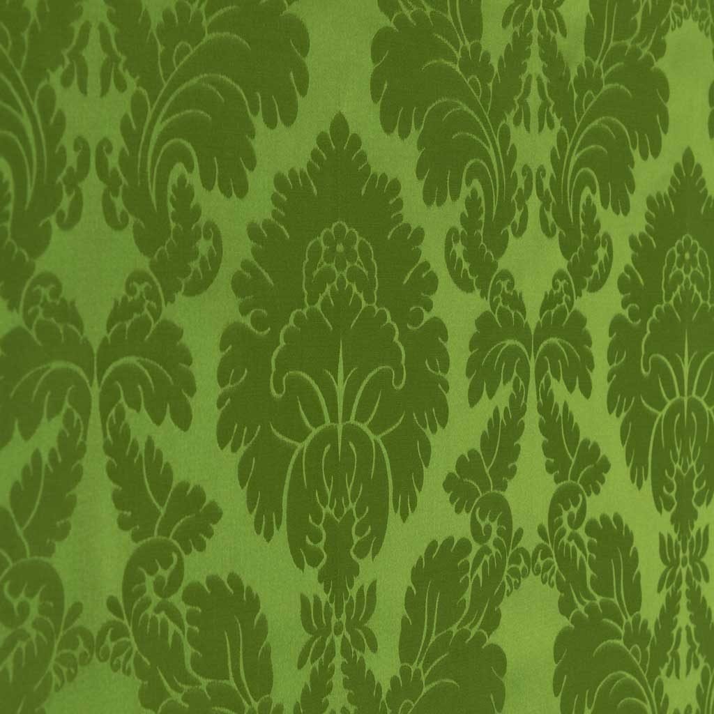 Damasco Art. La carta da parati 702P presenta un disegno damasco verde con motivi floreali e di foglie in tonalità verde scuro e chiaro.
