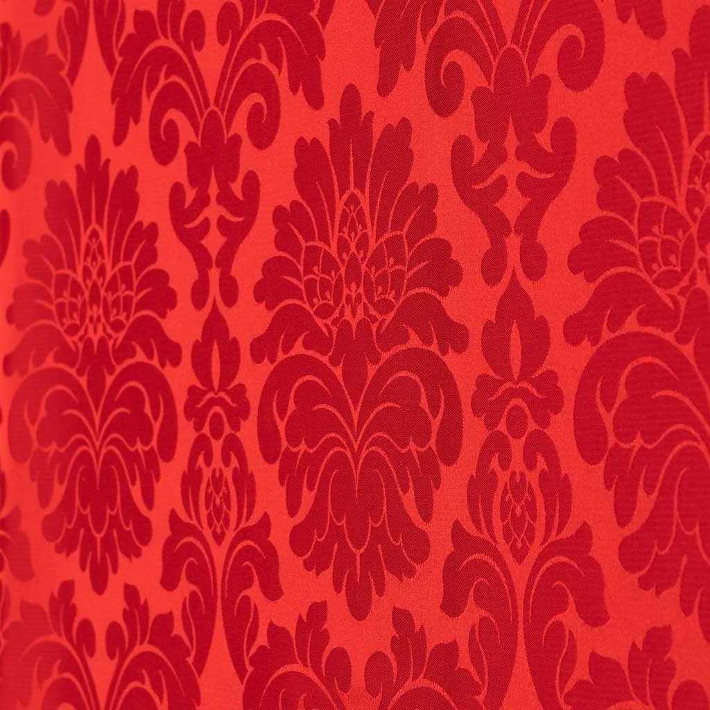Damasco Art. 702V è una carta da parati con motivo damasco rosso, con disegni floreali ornati in ricche tonalità di rosso, che conferisce un'eleganza classica a qualsiasi spazio.