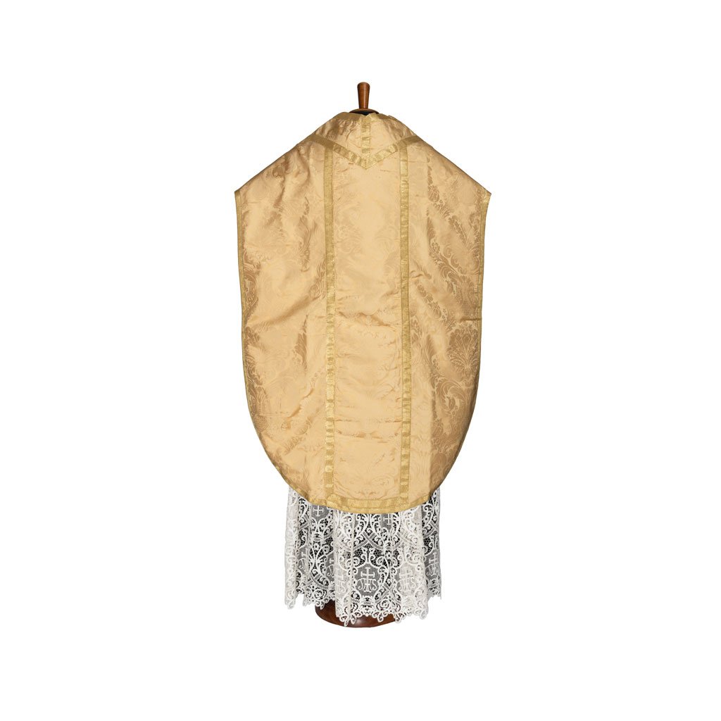 Il Pianeta San Filippo in Damasco 708, casula ricamata in oro con pizzo alb di Gammarelli Sartoria, è esposto su un manichino di legno e visto dal retro.