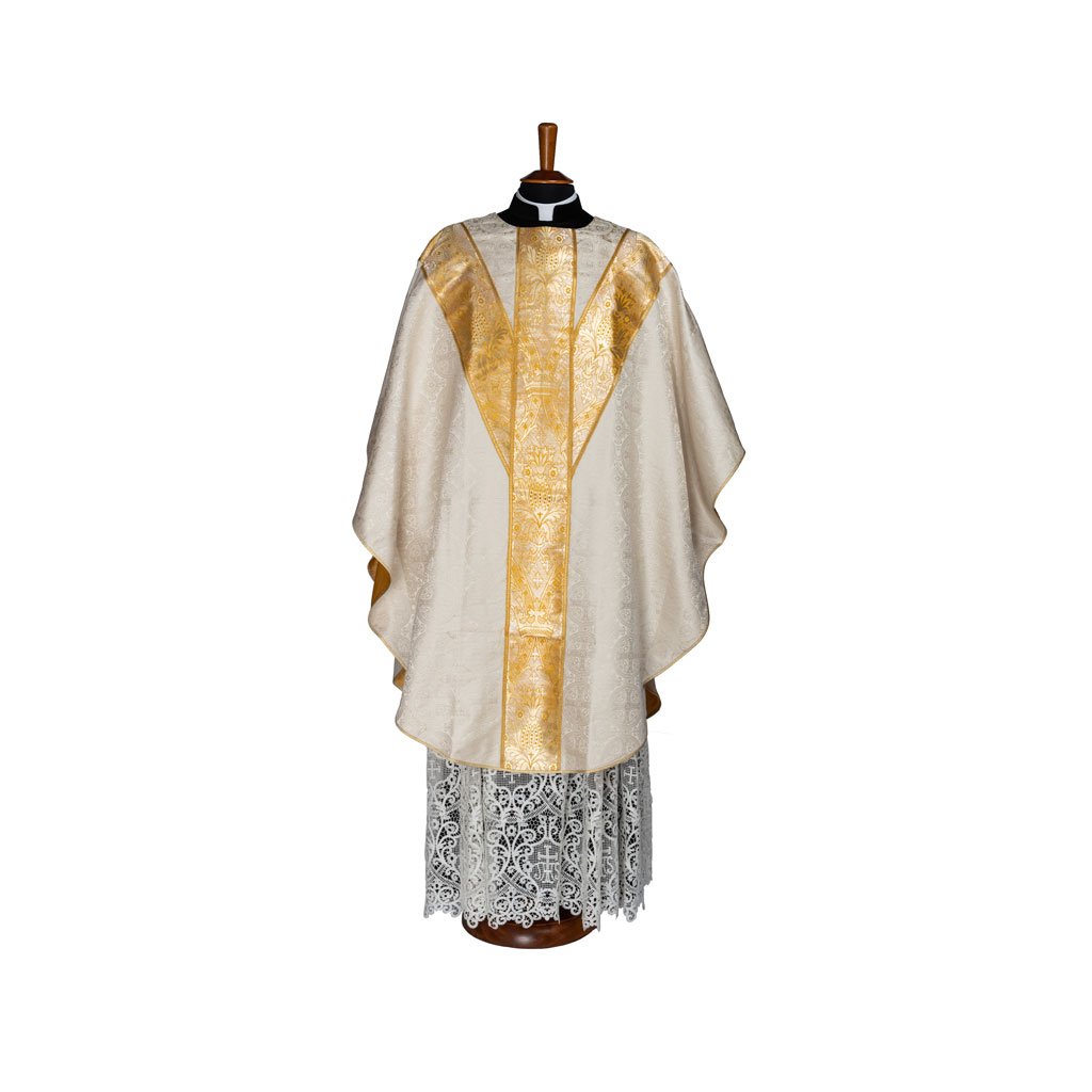 Il Casula Semi-Gotica Damasco Bizantino, nei colori crema e oro con eleganti finiture in pizzo, è esposto su un manichino.