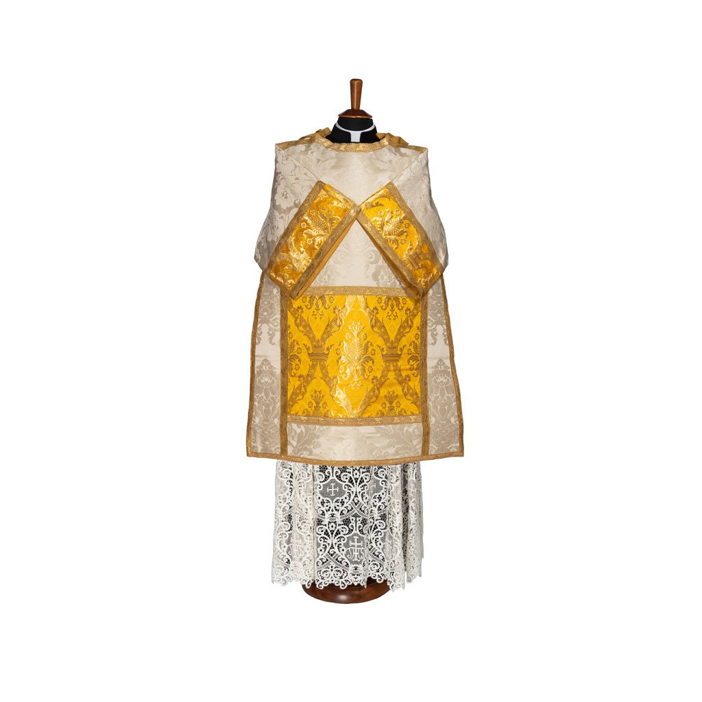 Il Tonacella Stile Romano Vaso Romano Laminato è un paramento liturgico ornato in oro e bianco con dettagli in pizzo, esposto elegantemente su una forma di abito.