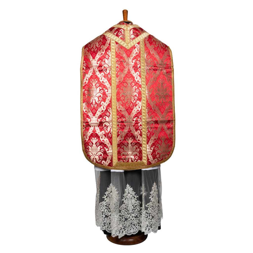 Il Pianeta Romana Drappo Reale, casula in broccato rosso e oro con albetto bordato di pizzo in stile pianeta romano, è esposto su una forma di abito e mostrato dal retro.