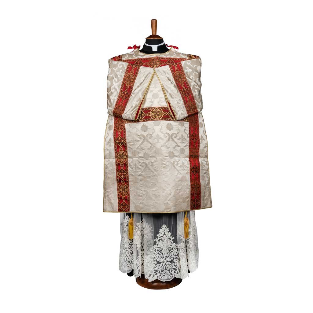 Manichino che sfoggia la Tonacella Stile Gotico Damasco San Luigi, caratterizzata da paramenti ornamentali bianchi e rossi con accenti dorati e intricati dettagli in pizzo.