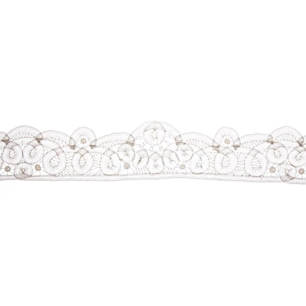 Merletto Rinascimento è caratterizzato da un delicato pizzo bianco con motivi floreali e di foglie su uno sfondo bianco semplice.