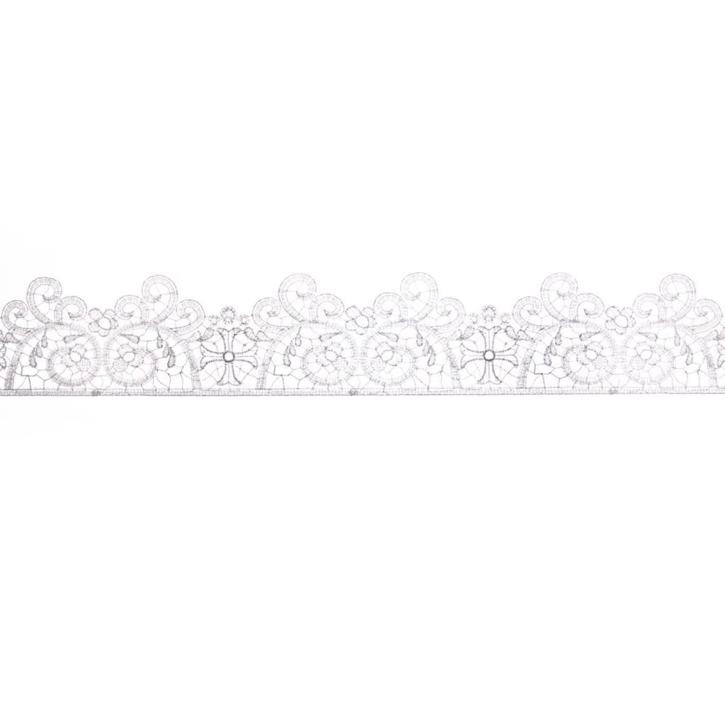 Il Merletto Macramè con Croci è caratterizzato da un bordo in pizzo bianco con dettagli floreali e volute ispirati al merletto macramè, su uno sfondo bianco semplice.