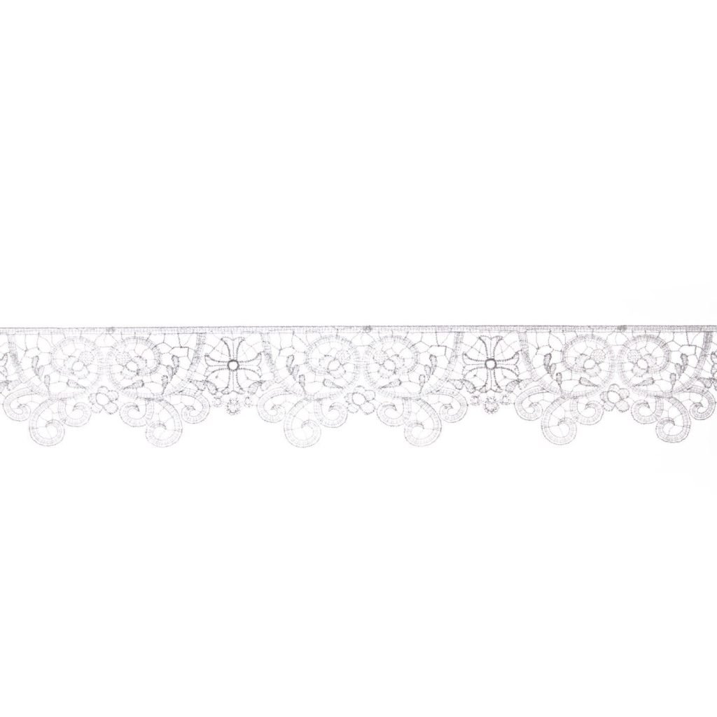 Il Merletto Macramè con Croci è caratterizzato da un bordo in pizzo bianco con dettagli floreali e volute ispirati al merletto macramè, su uno sfondo bianco semplice.