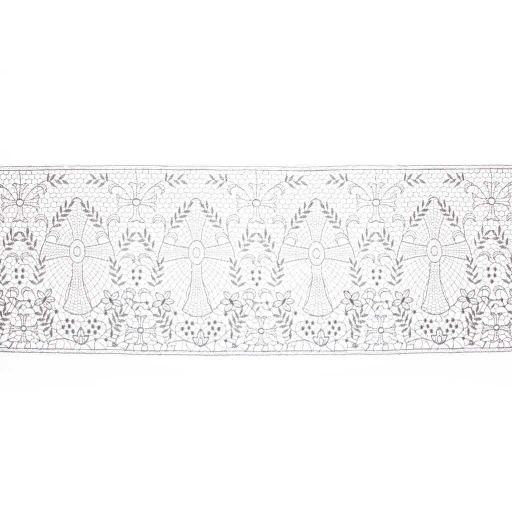 Il pizzo Tramezzo Macramè Croci e Spighe è caratterizzato da eleganti disegni floreali e geometrici su sfondo bianco.