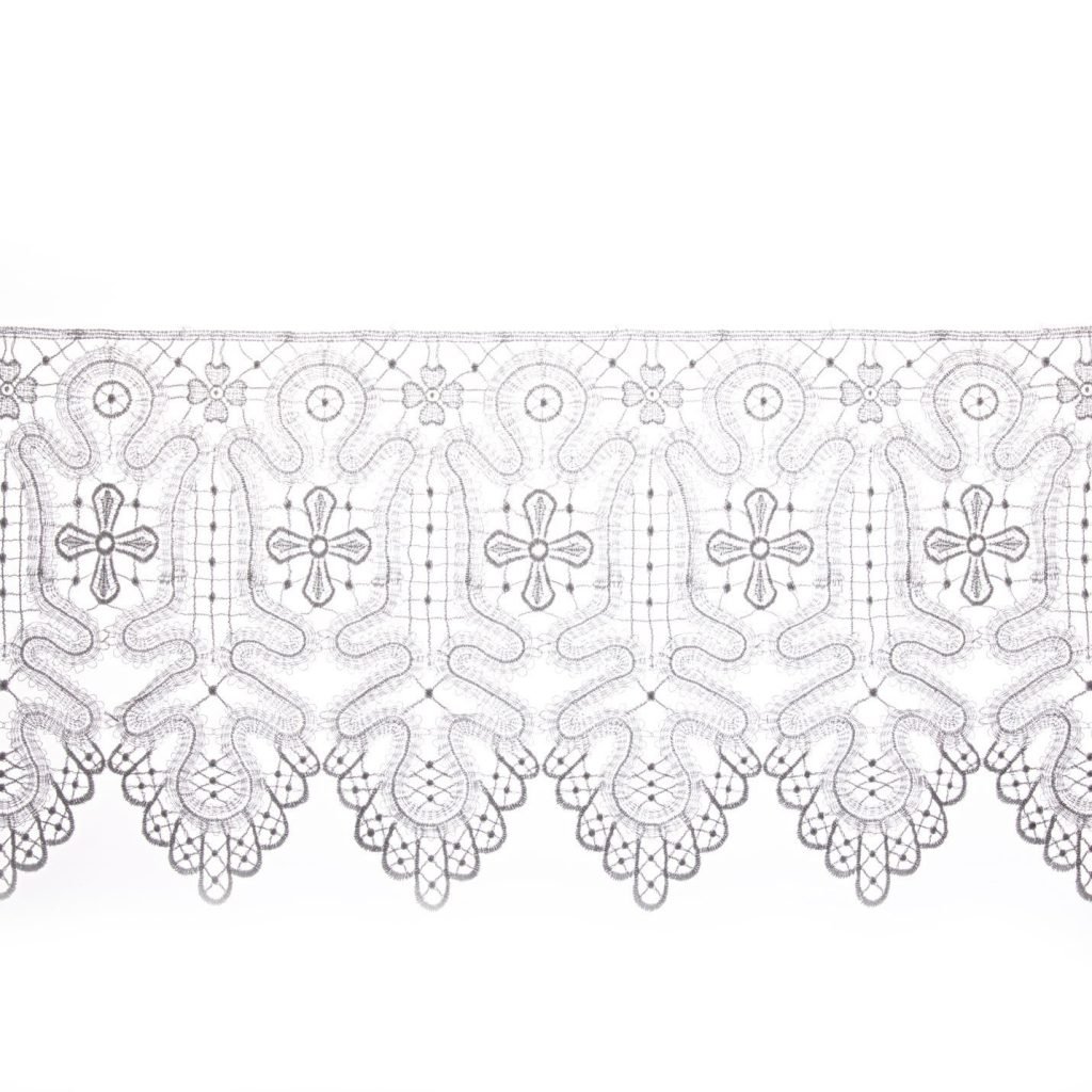 Merletto Macramè con Crocette: Delicato tessuto di pizzo bianco con motivi floreali e geometrici, bordi smerlati e caratteristico merletto macramè su fondo bianco.