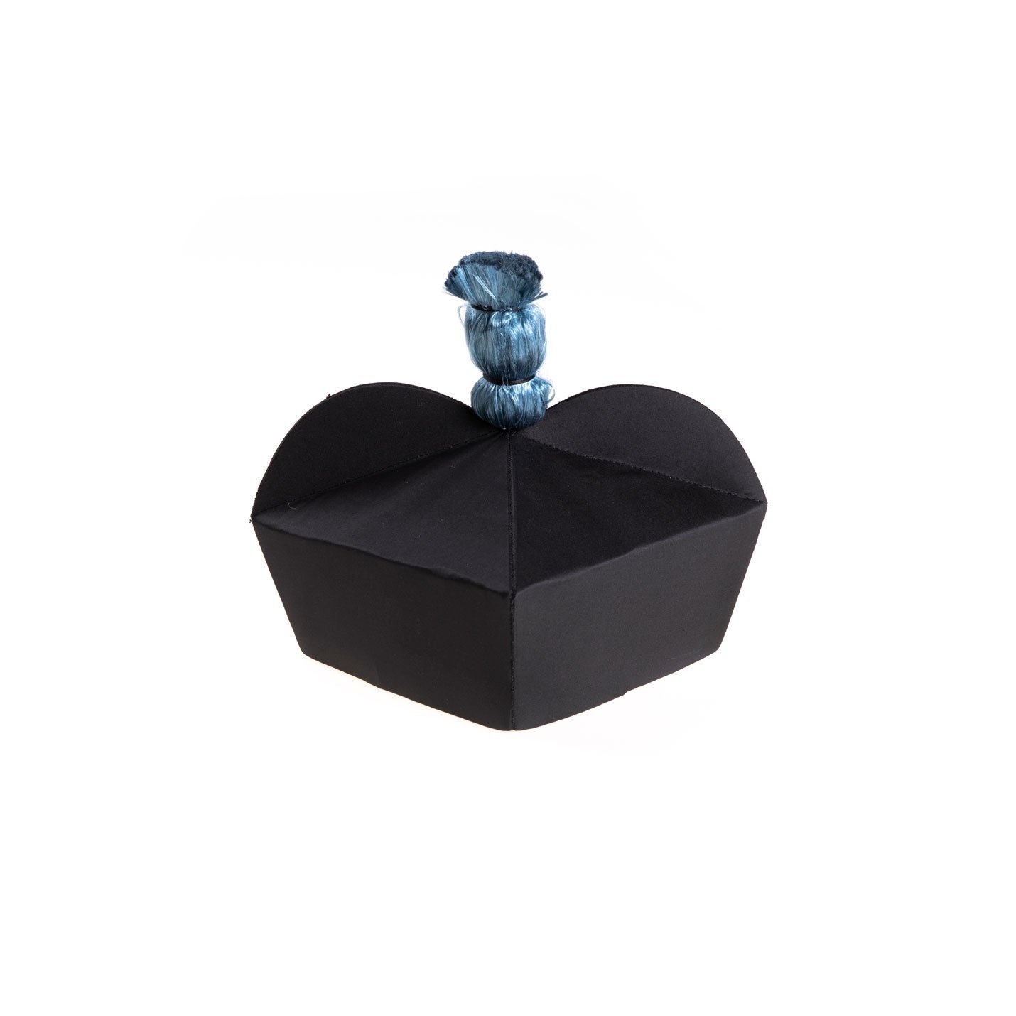 Berretta in Seta con Fodera e Fiocco Blu del Re: un cappello geometrico di seta nera con un nodo decorativo blu sulla sommità, su sfondo bianco.