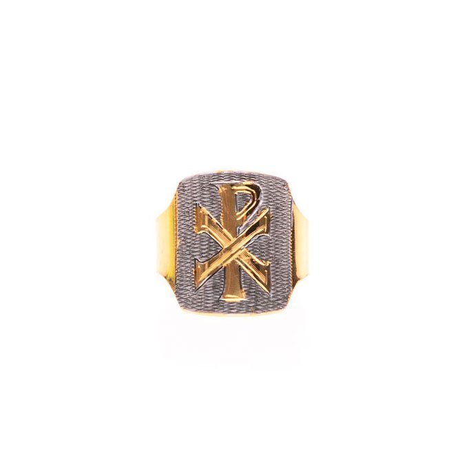 Anello con Chi Rho in Argento Bicolore: anello con castone rettangolare in argento e simbolo cristiano Chi Rho dorato in rilievo.