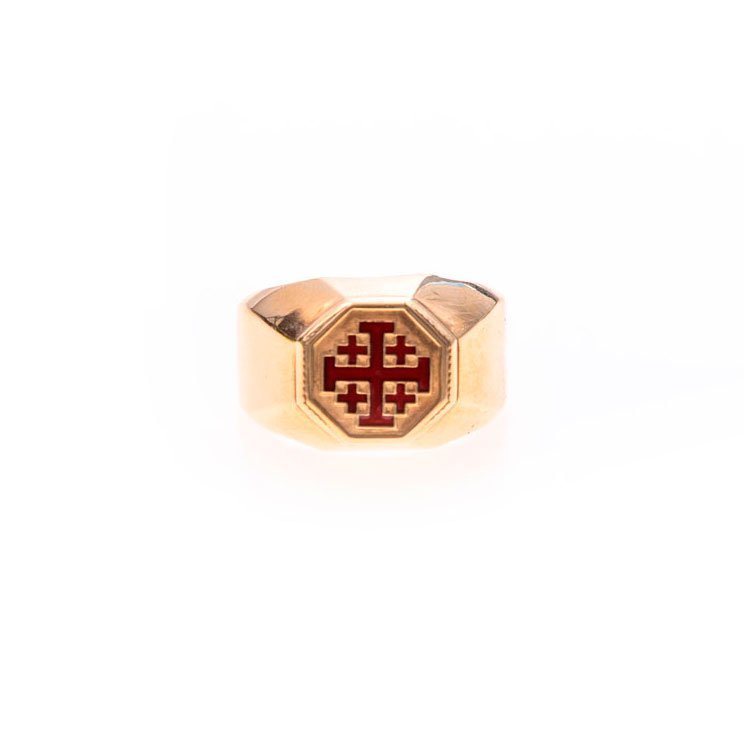 Anello Ordine Santo Sepolcro in oro con croce di Gerusalemme rossa sul davanti, su sfondo bianco.